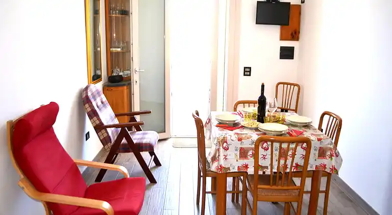 Taki-Ferienhaus im ersten Stock mit zwei Badezimmern in San