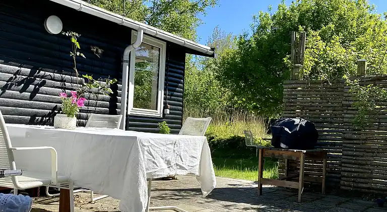 Hygge og ro i nænsomt renoveret sommeridyl