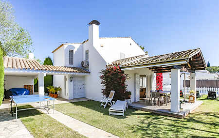 A soli 10 minuti da Sitges, casa con giardino privato e