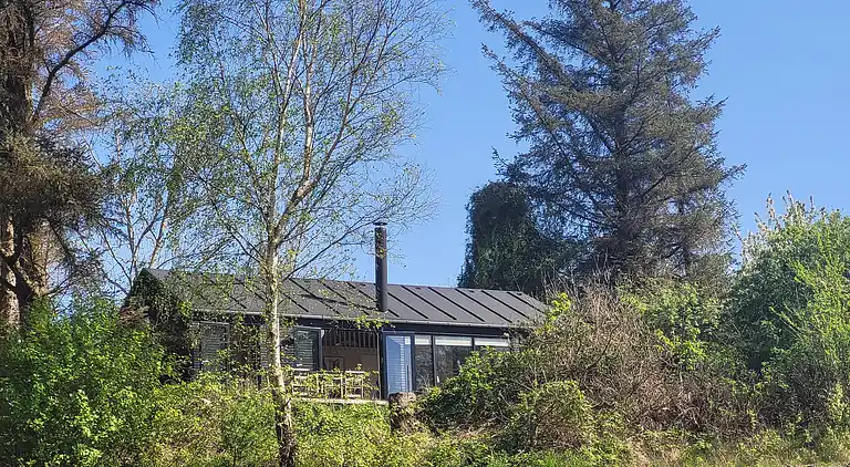 Sommerhus med udsigt over det bakkede landskab