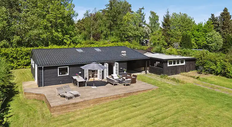 Skønt sommerhus i privat have tæt på stranden