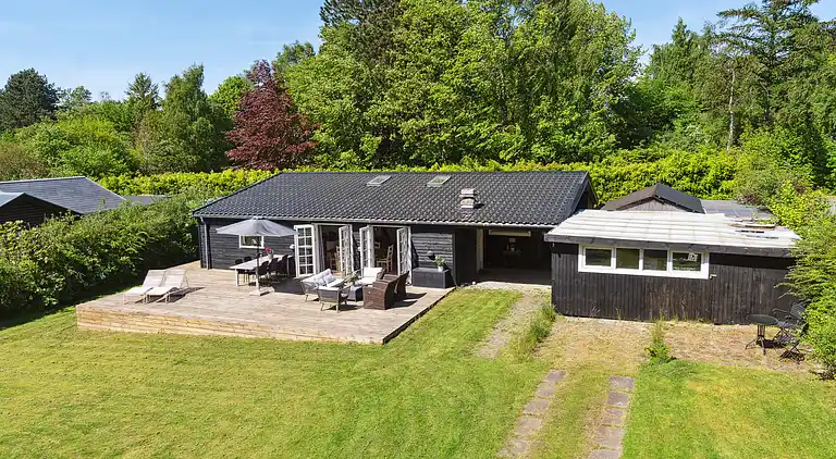 Skønt sommerhus i privat have tæt på stranden