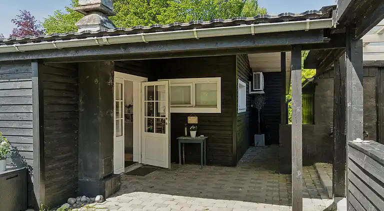 Skønt sommerhus i privat have tæt på stranden