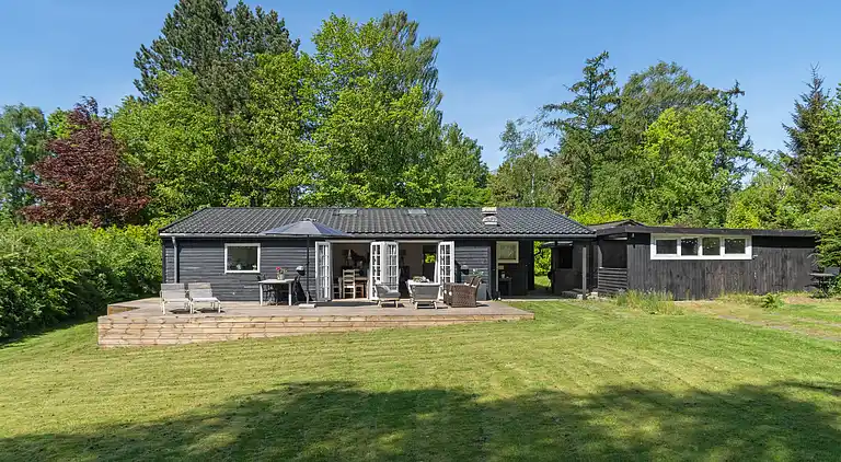 Skønt sommerhus i privat have tæt på stranden