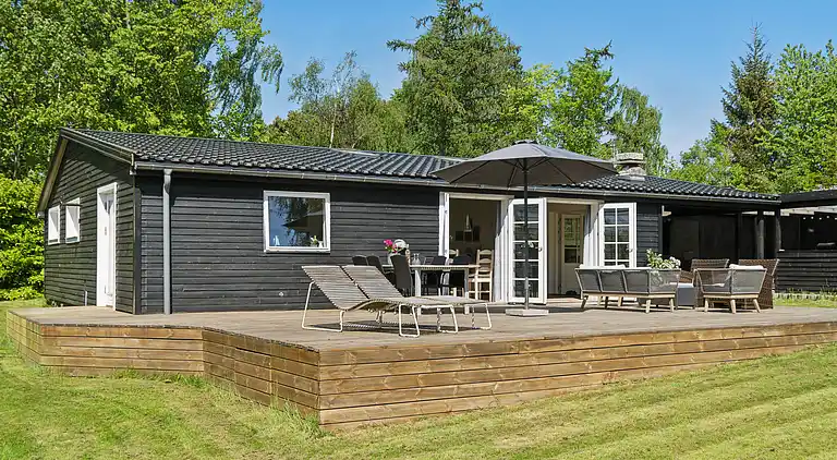 Skønt sommerhus i privat have tæt på stranden