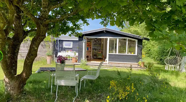 Hygge og ro i nænsomt renoveret sommeridyl