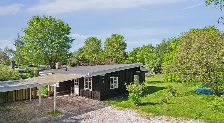 Geräumiges Ferienhaus mit Pool.