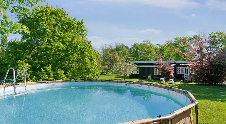 Geräumiges Ferienhaus mit Pool.