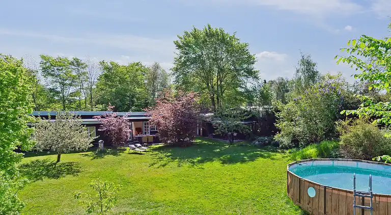 Geräumiges Ferienhaus mit Pool.