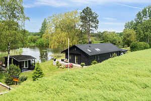 Moderne sommerhus på stor naturgrund med egen sø