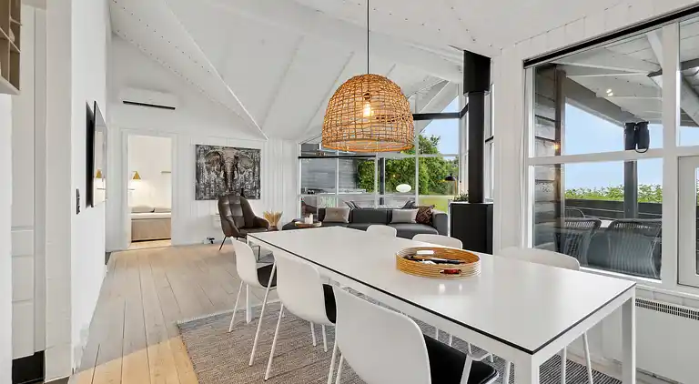 Lækkert sommerhus med panoramaudsigt og udespa