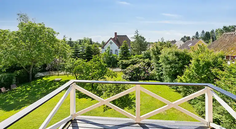 Wunderschöne gelbe Landvilla am Wasser.