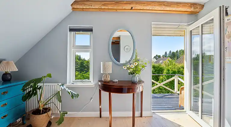 Wunderschöne gelbe Landvilla am Wasser.