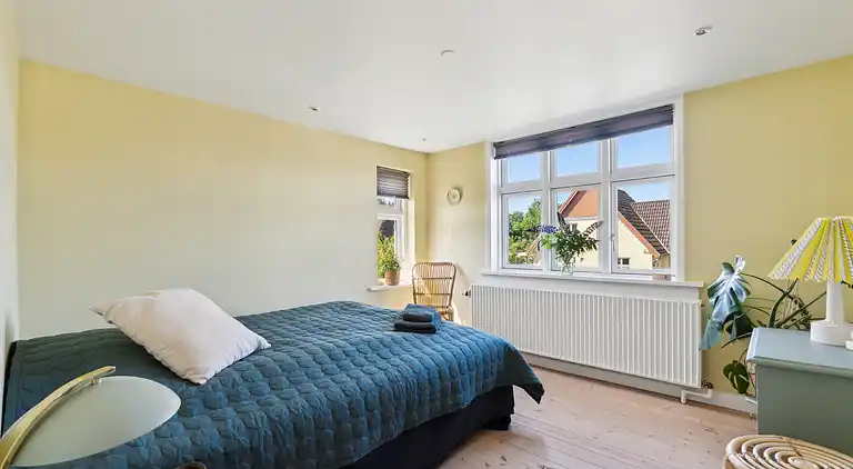 Wunderschöne gelbe Landvilla am Wasser.