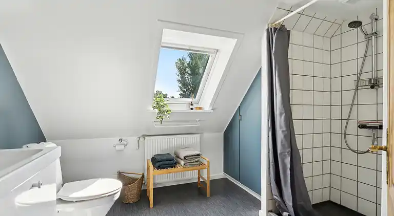 Wunderschöne gelbe Landvilla am Wasser.