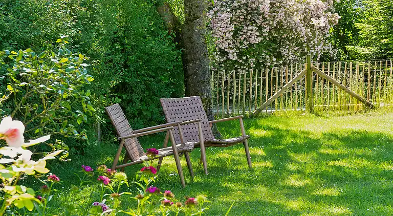 Wunderschöne gelbe Landvilla am Wasser.