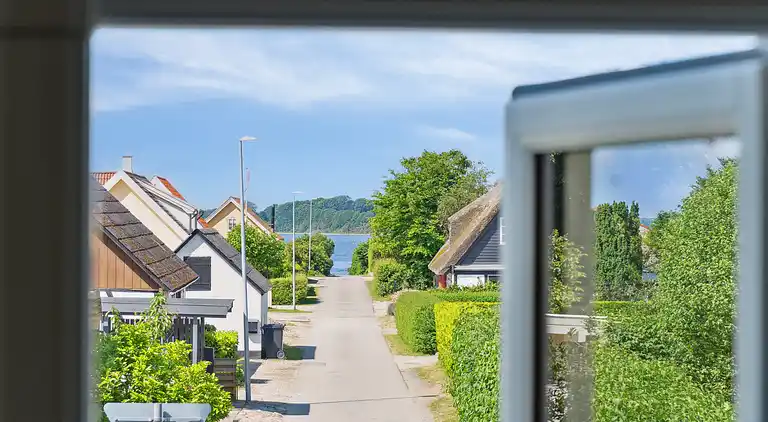 Wunderschöne gelbe Landvilla am Wasser.