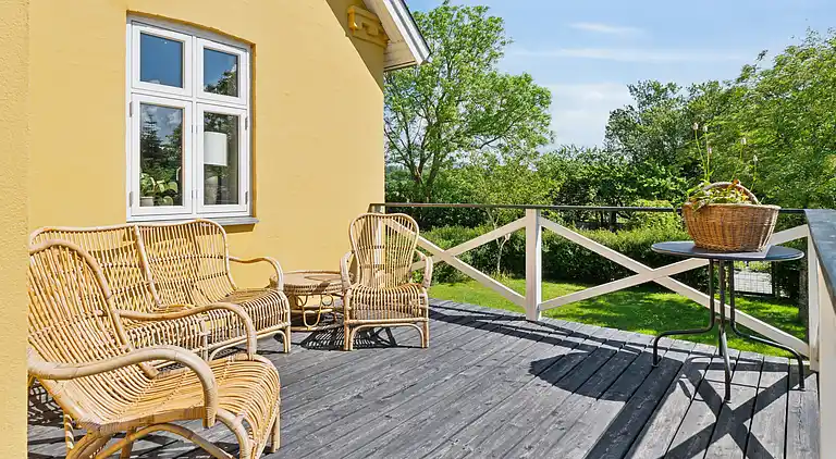 Wunderschöne gelbe Landvilla am Wasser.