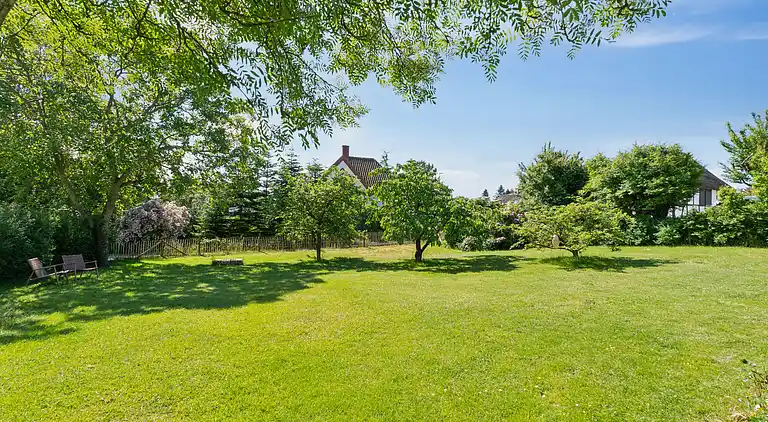 Wunderschöne gelbe Landvilla am Wasser.