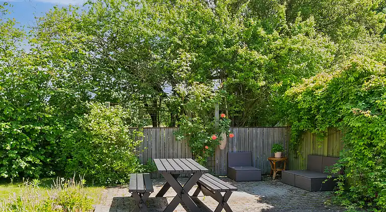 Wunderschöne gelbe Landvilla am Wasser.