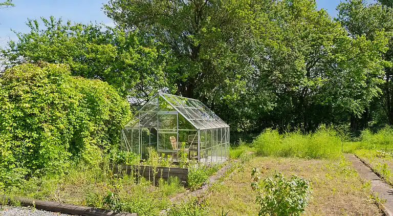 Wunderschöne gelbe Landvilla am Wasser.