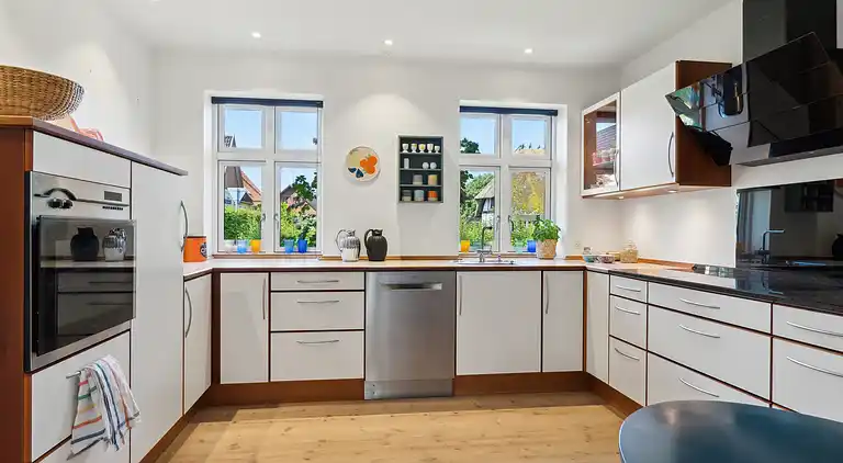 Wunderschöne gelbe Landvilla am Wasser.