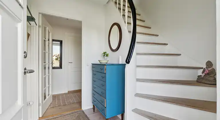 Wunderschöne gelbe Landvilla am Wasser.