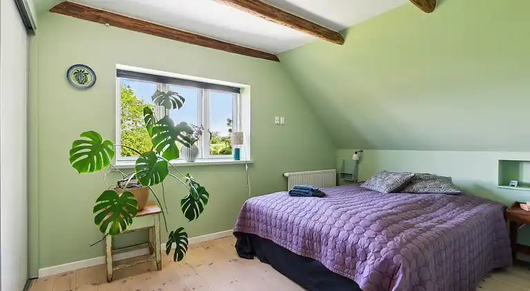 Wunderschöne gelbe Landvilla am Wasser.