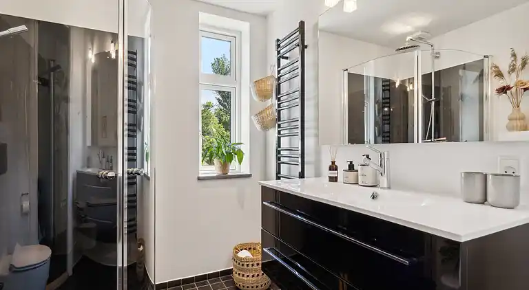 Wunderschöne gelbe Landvilla am Wasser.