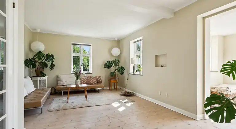 Wunderschöne gelbe Landvilla am Wasser.