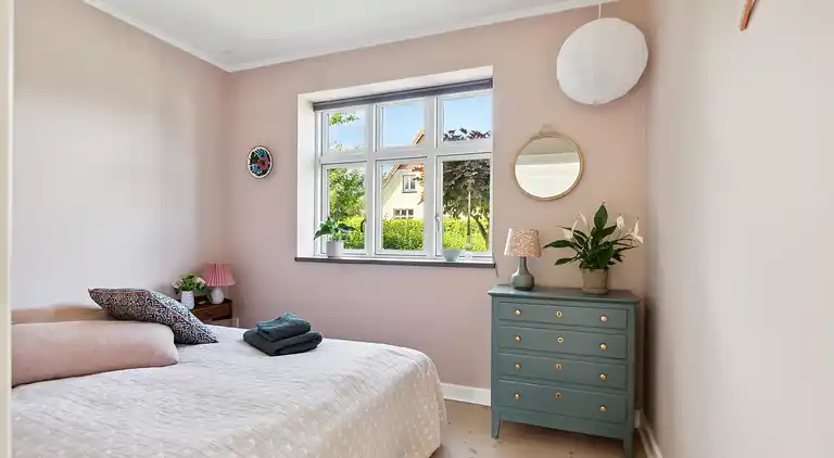 Wunderschöne gelbe Landvilla am Wasser.