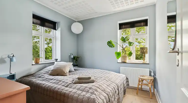 Wunderschöne gelbe Landvilla am Wasser.