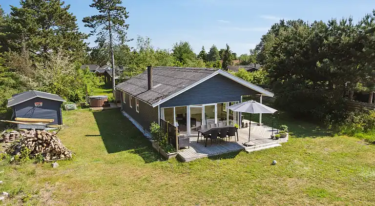 Hyggeligt sommerhus med vildmarksbad