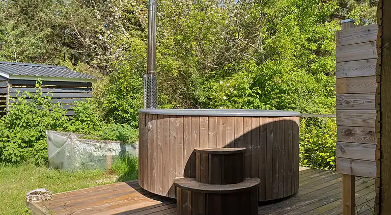 Hyggeligt sommerhus med vildmarksbad