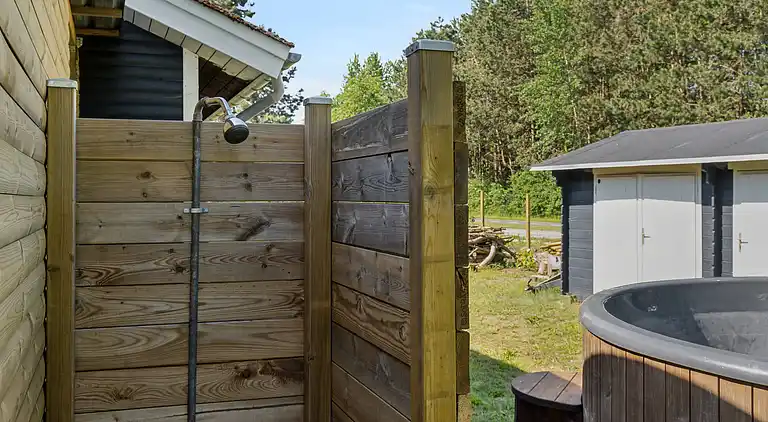 Hyggeligt sommerhus med vildmarksbad