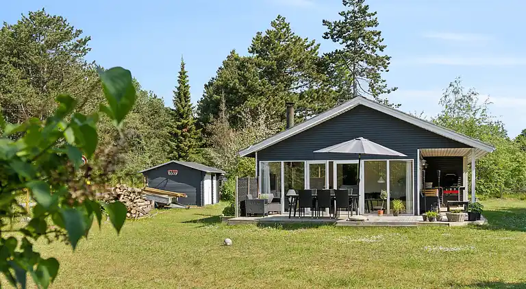 Hyggeligt sommerhus med vildmarksbad