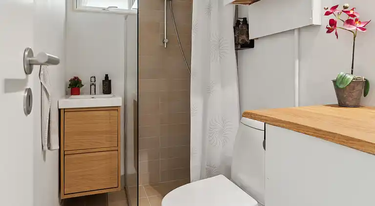 Hyggeligt sommerhus med vildmarksbad