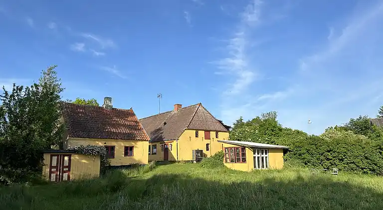 Hyggelig, ældre ejendom på Ærø.
