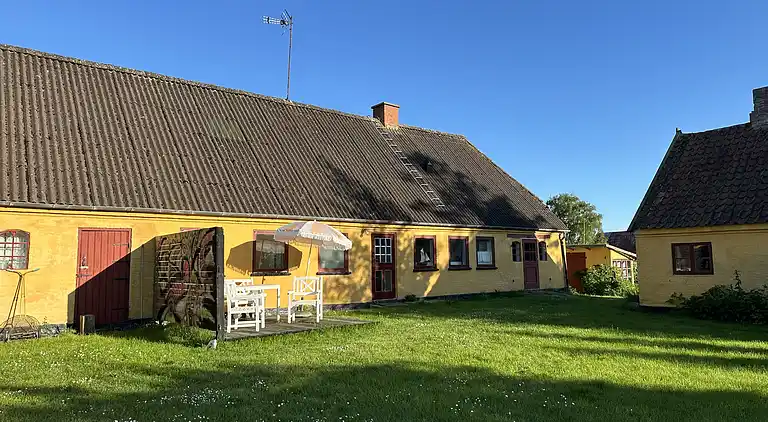 Hyggelig, ældre ejendom på Ærø.