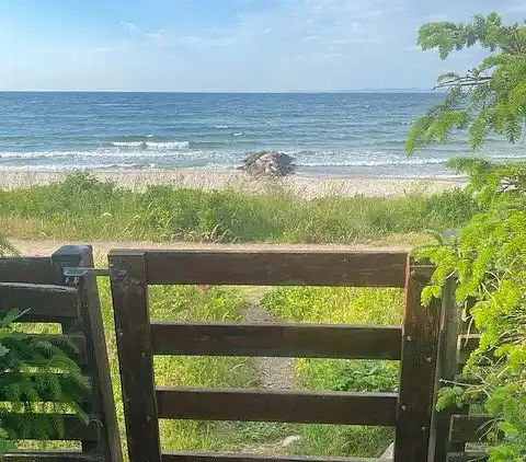 Cozy summer house in the first row to the water.