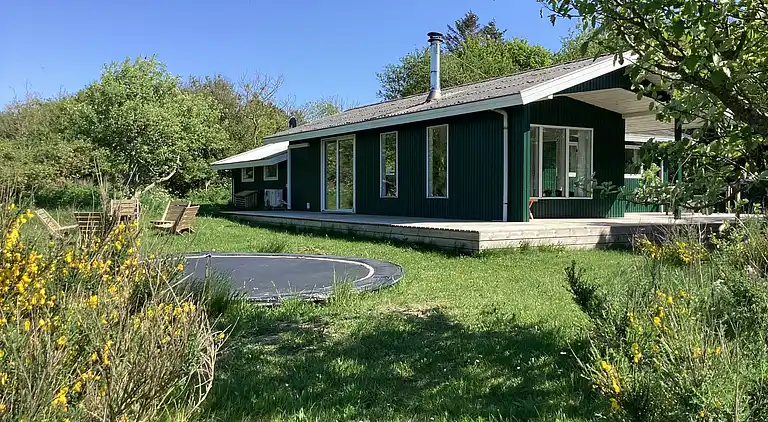 Fredfyldt sommerhus ved strand og natur
