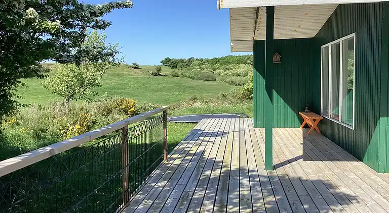 Fredfyldt sommerhus ved strand og natur