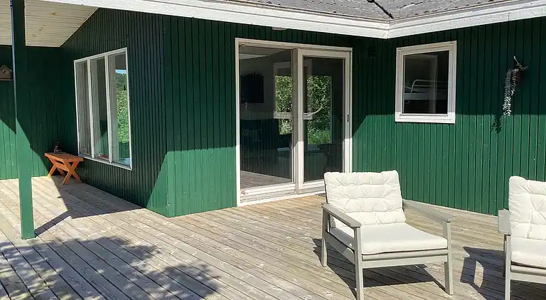 Fredfyldt sommerhus ved strand og natur
