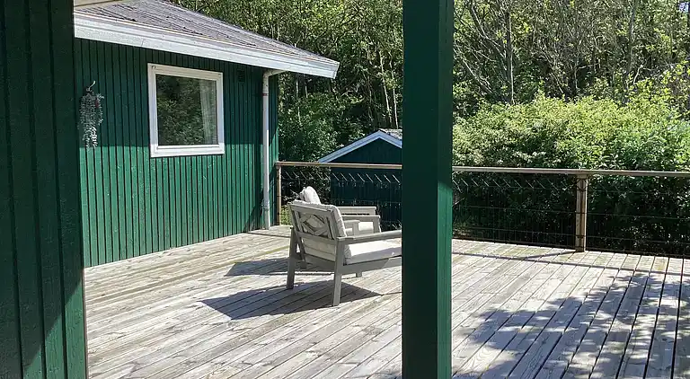 Fredfyldt sommerhus ved strand og natur