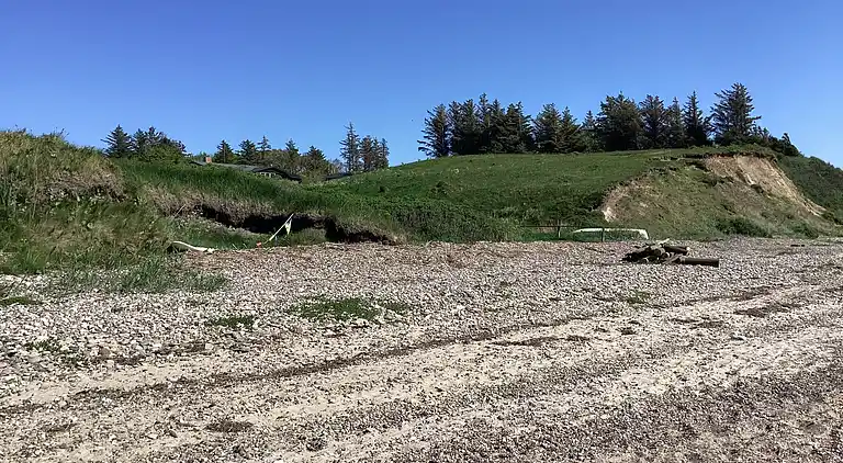 Fredfyldt sommerhus ved strand og natur