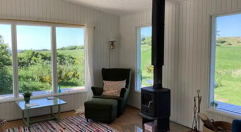 Fredfyldt sommerhus ved strand og natur
