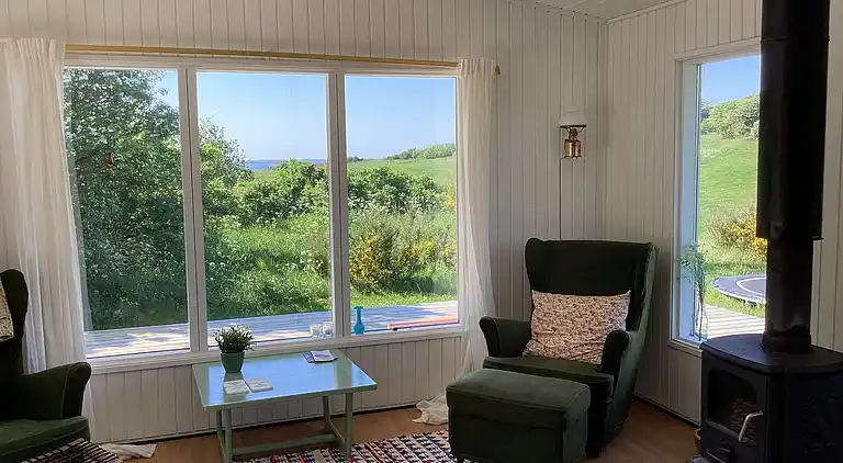 Fredfyldt sommerhus ved strand og natur