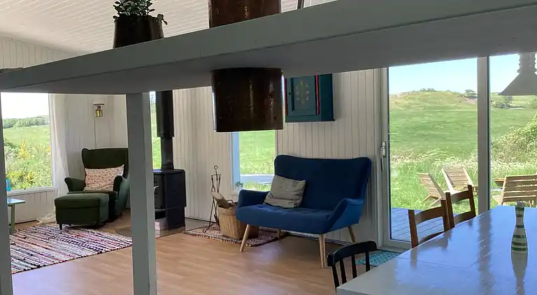 Fredfyldt sommerhus ved strand og natur