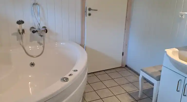 Hyggeligt sommerhus i rolige omgivelser.