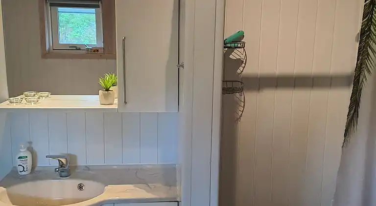 Hyggeligt sommerhus i rolige omgivelser.